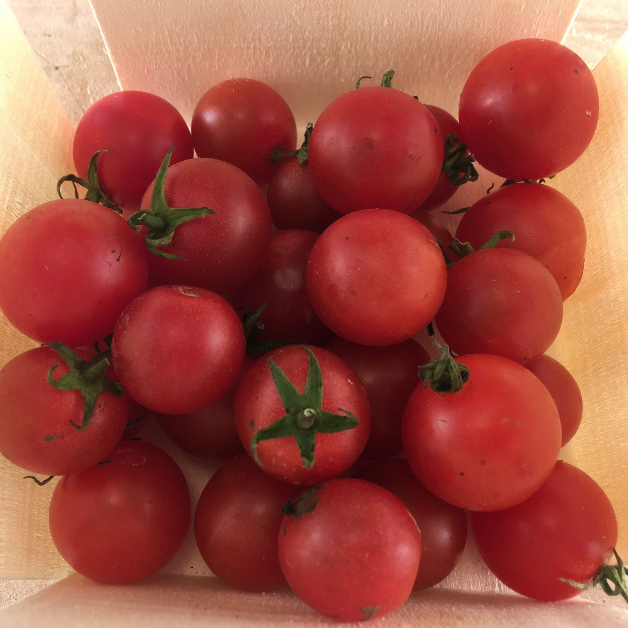 Une boîte en bois remplie de tomates cerises rouges, riche en vitamine C.
Nom du produit : Tomate Rouge Cerise Peacevine
Nom de la marque : Tourne-Sol

Traduction:
Une caisse en bois remplie de tomates Tomate Rouge Cerise Peacevine, riches en vitamine C. (de Tourne-Sol)