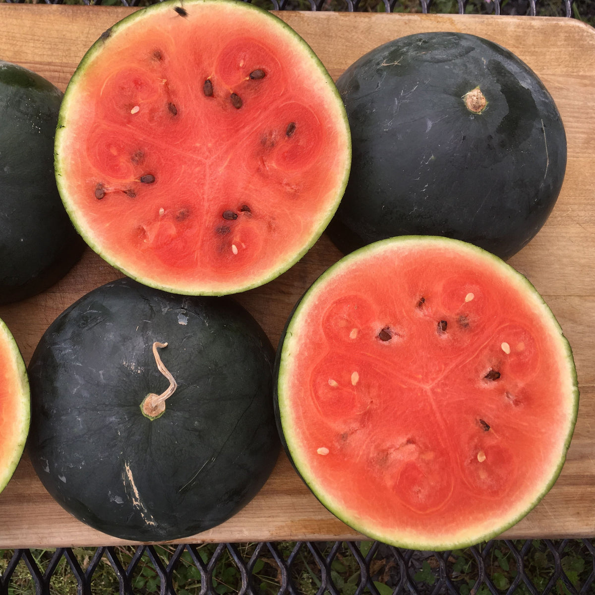 Tranches de Melon d&#39;Eau Blacktail Mountain sur une planche à découper en bois. (Marque : Tourne-Sol)