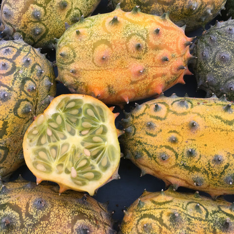 Une botte de fruit Melon Kiwano, également appelé « fruits verts », de la marque Tourne-Sol.